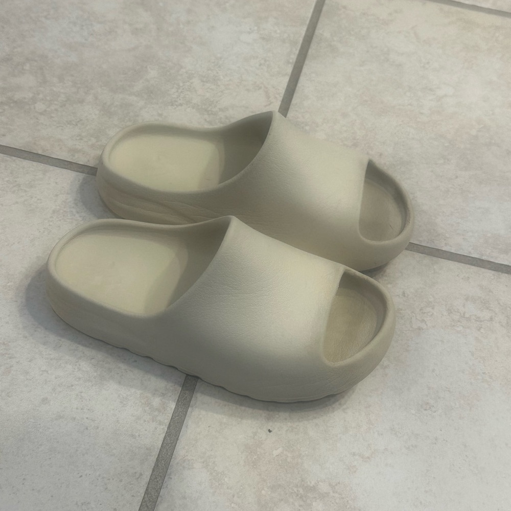 Kids Yeezy slides -bone color. size 2